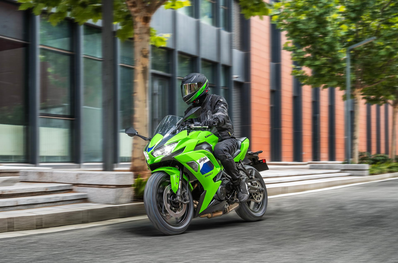 Détail latéral de la Kawasaki Ninja 650 2027