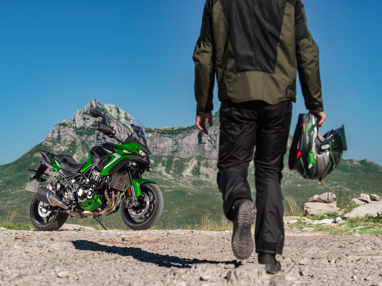 Kawasaki Versys 900 SE équipée pour le tourisme
